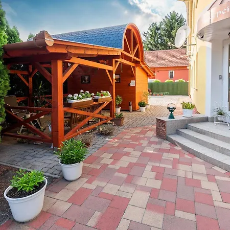 Boglarka Panzio - Etterem Es Apartmanhazak 3*