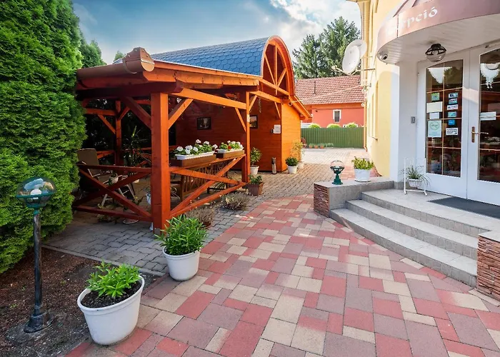 Boglarka Panzio - Etterem Es Apartmanhazak 3*