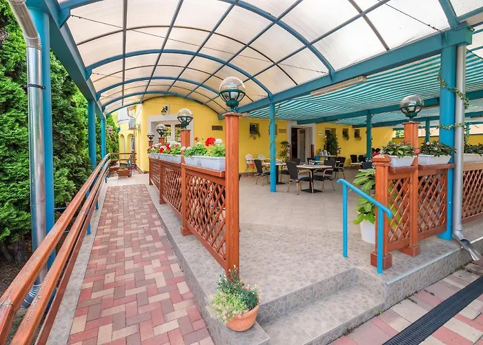 Pensionat Boglarka Panzio - Etterem Es Apartmanhazak
